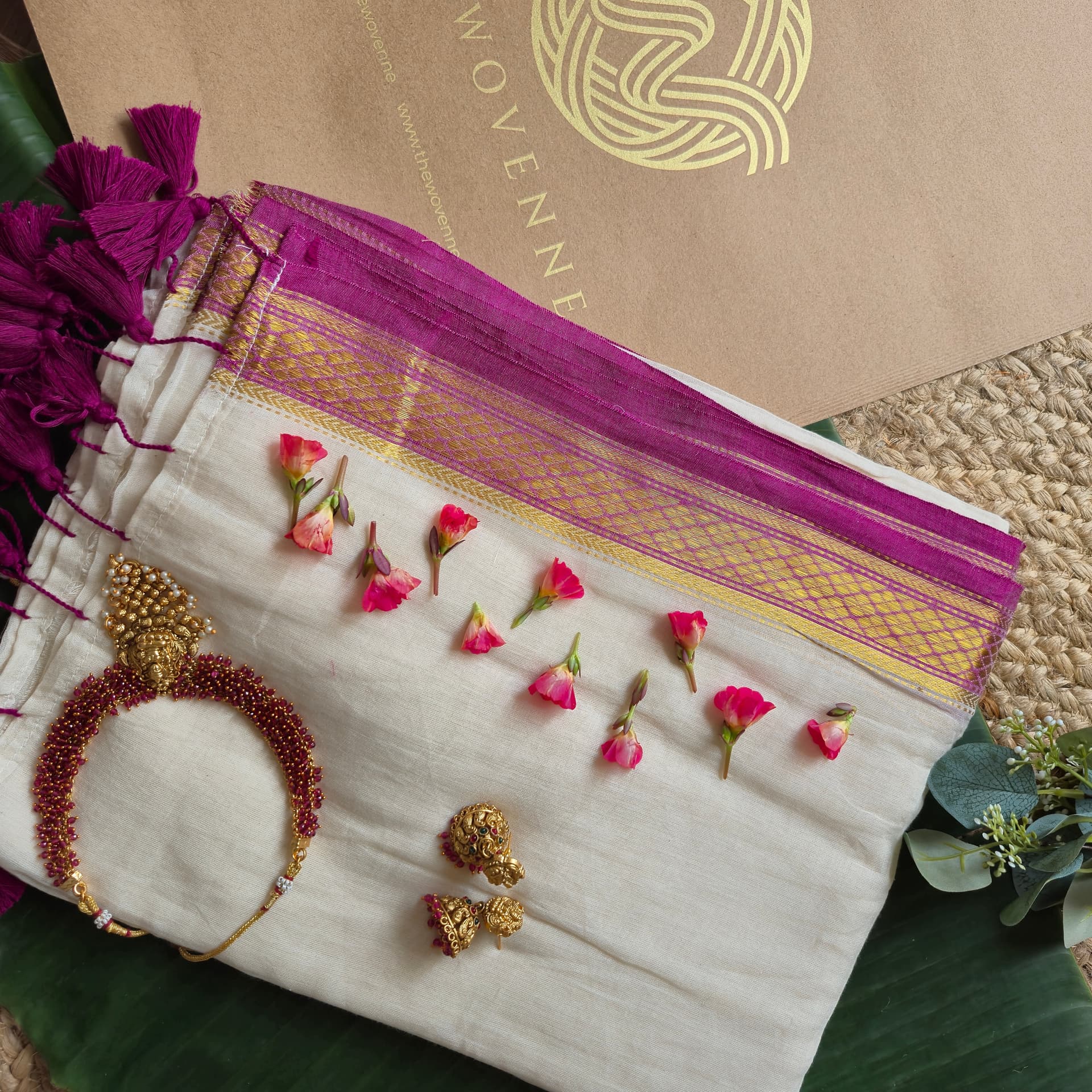 Thin Magenta border w intricate zari